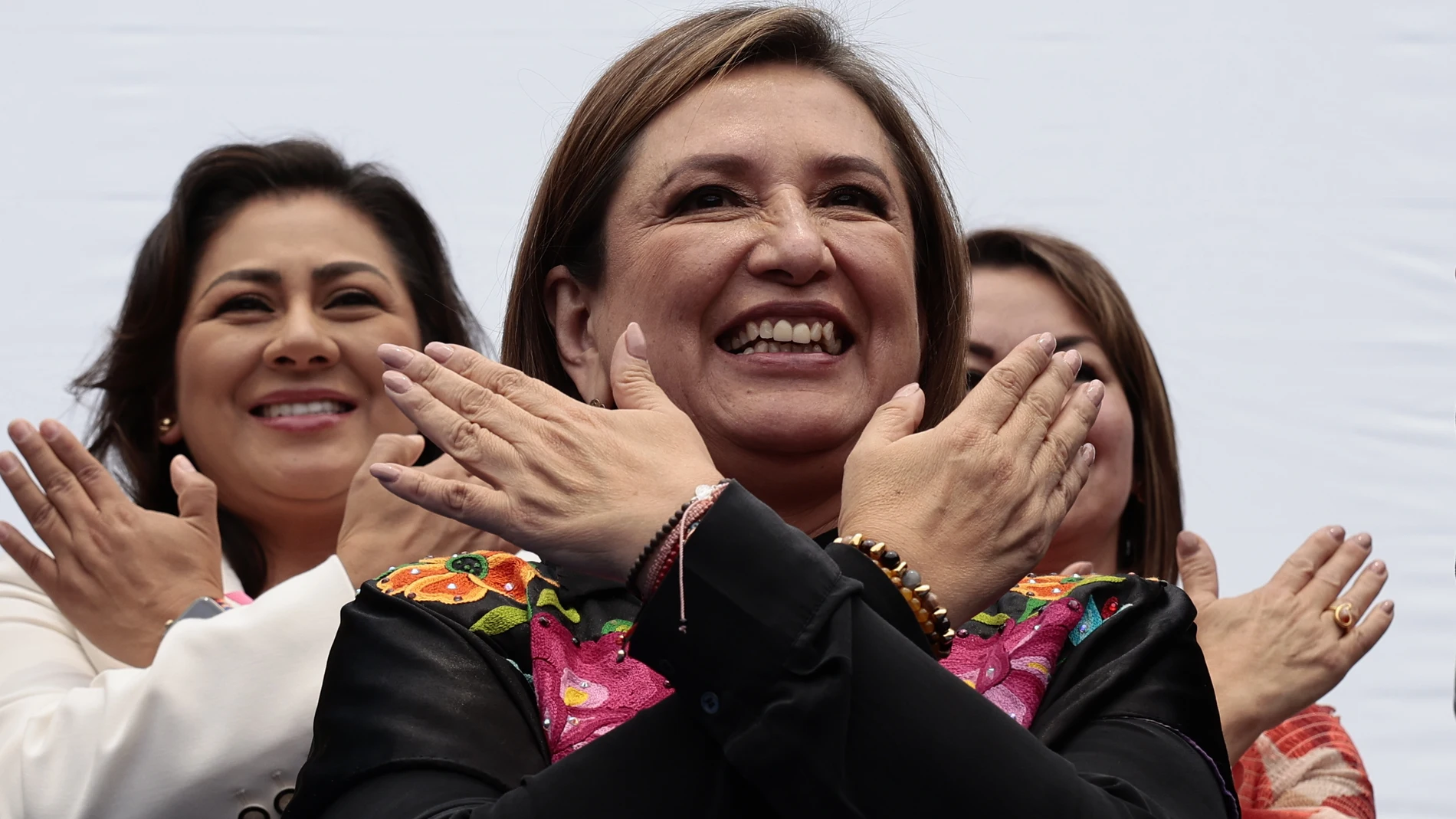 MEX3834. CIUDAD DE MÉXICO (MÉXICO), 31/08/2023.- La aspirante a la presidencia de México y senadora de oposición Xóchitl Gálvez, participa en una conferencia de prensa, el 29 de agosto de 2023, en Ciudad de México (México). La senadora del derechista Partido Acción Nacional (PAN) Xóchitl Gálvez, ingeniera de origen indígena, será la candidata presidencial de la coalición opositora Frente Amplio por México en las elecciones de 2024, una carrera en la que tratará de rentabilizar sus enfrentamie...