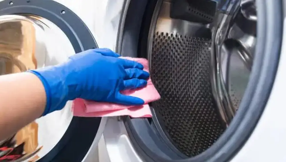 Limpiando la goma de una lavadora