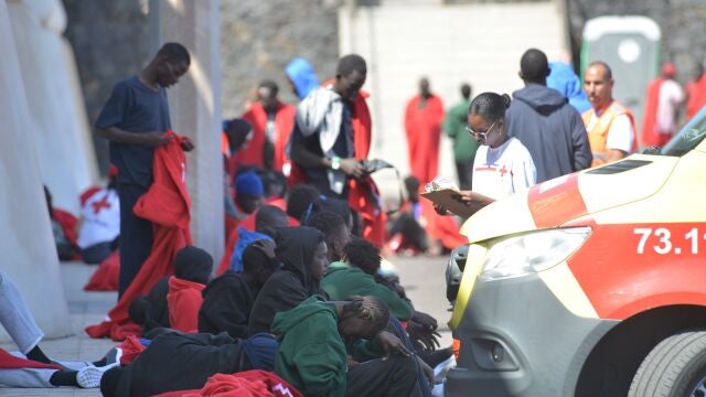 Un cayuco con una vía de agua en el que viajaban 97 personas a bordo, entre ellas dos mujeres y cinco niños, ha sido rescatado a unas seis millas de La Restinga, en El Hierro.
