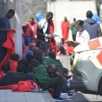 Un cayuco con una vía de agua en el que viajaban 97 personas a bordo, entre ellas dos mujeres y cinco niños, ha sido rescatado a unas seis millas de La Restinga, en El Hierro.