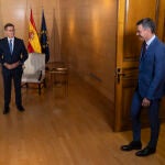El presidente del Gobierno en funciones y líder del PSOE, Pedro Sánchez (i) y el presidente del PP, Alberto Núñez Feijóo (d), a su llegada a una reunión en el Congreso de los Diputados, a 30 de agosto de 2023, en Madrid (España)