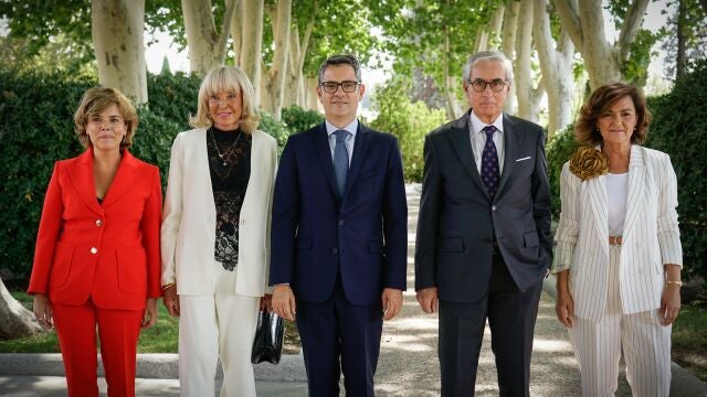 Soraya Sáenz de Santamaría, María Teresa Fernández de la Vega, Félix Bolaños, Ramón Jáuregui y Carmen Calvo 