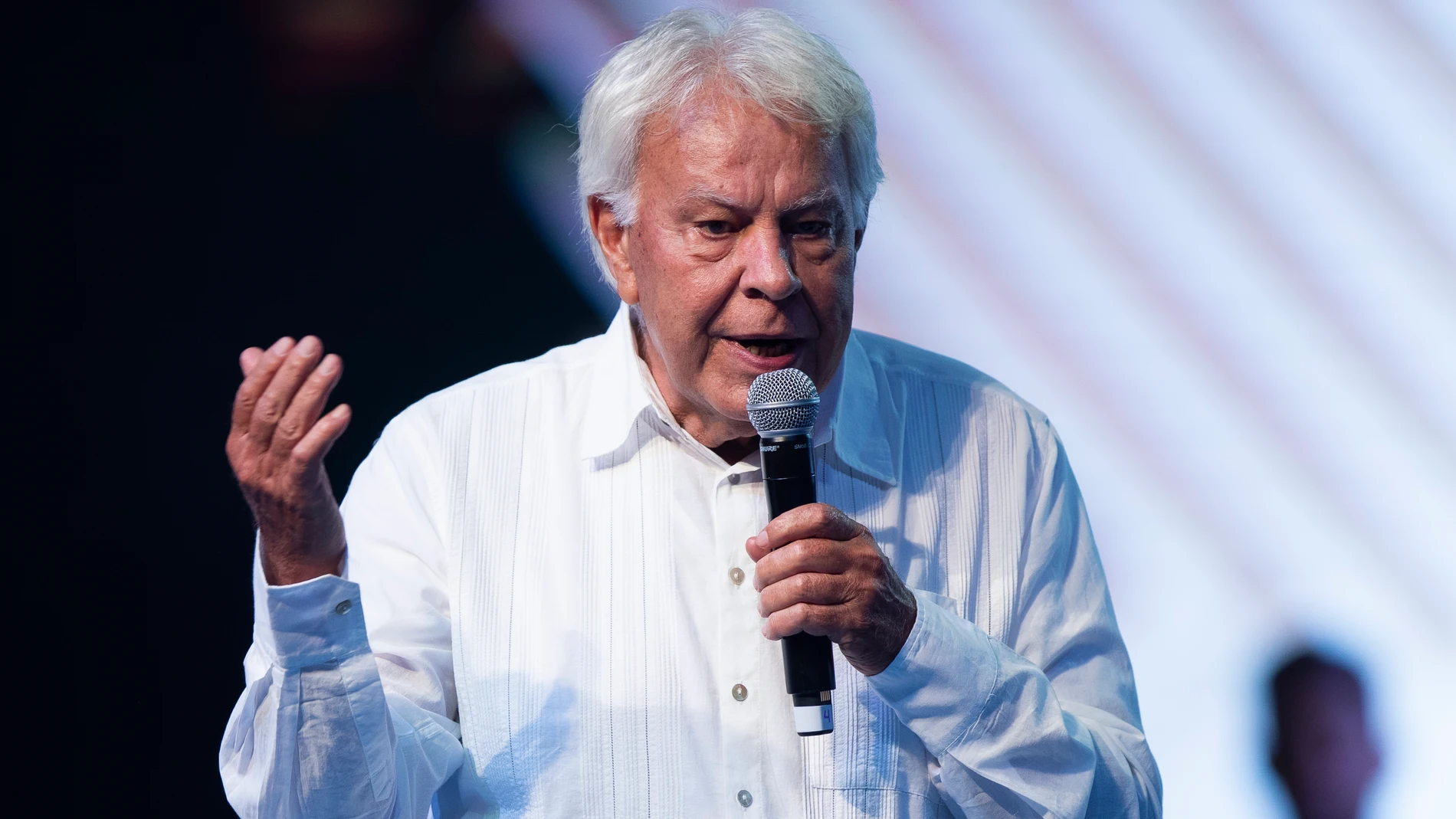 MEX4131.CIUDAD DE MÉXICO (MÉXICO), 01/09/2023.- El expresidente español Felipe González (1982-1996) participa hoy en el evento "México Siglo XXI 'Lo haces tú'", en el Auditorio Nacional en la Ciudad de México (México). “México está en el lugar perfecto para dar un salto en el desarrollo espectacular”, ante una globalización más ordenada en el mundo, afirmó este viernes Felipe González, expresidente del Gobierno de España (1982-1996). EFE/ Isaac Esquivel