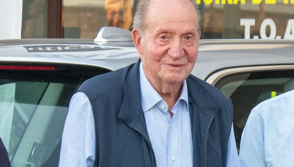 El Rey Juan Carlos se deja ver en Reino Unido y muestra su cara más amable