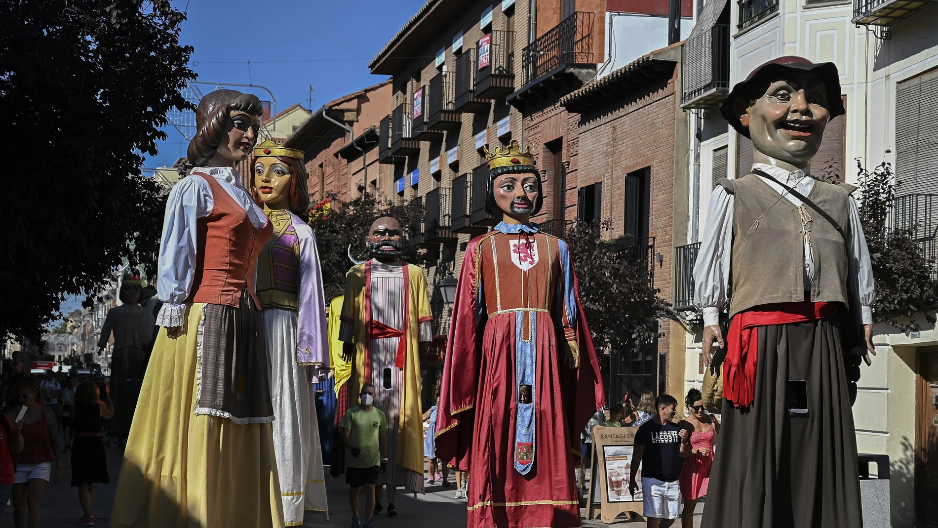 Vista del pasacalles de gigantes y cabezudos de Alcalá de Henares