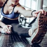 Una joven realiza estiramientos antes de hacer deporte