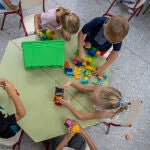 Varios niños y niñas en el aula de un colegio en una imagen de archivo