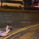Impactante vídeo: Una mujer es arrastrada por los vientos del tifón Saola en Hong Kong
