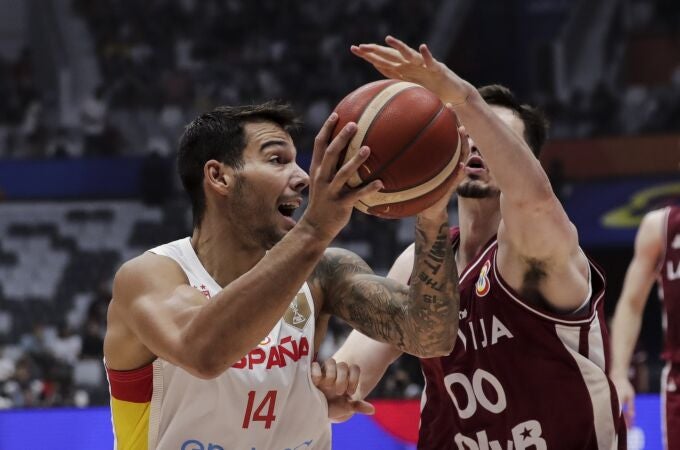 Willy trata de anotar ante Letonia