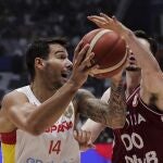 Willy trata de anotar ante Letonia
