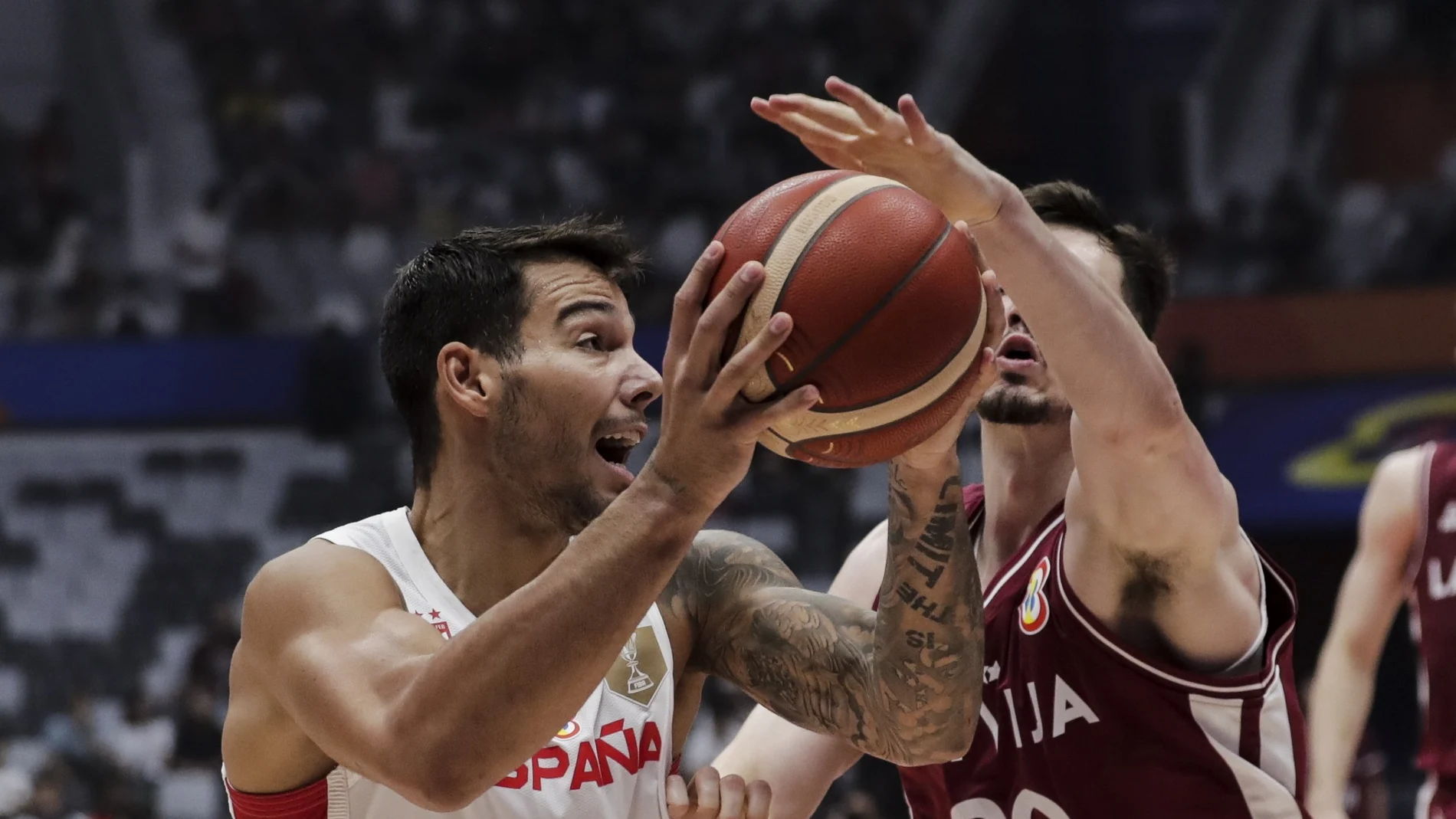 Willy trata de anotar ante Letonia