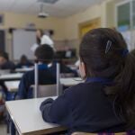 Un profesor imparte clases en un aula 