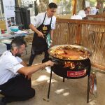 Varios participantes en el concurso de paellas de Sueca (Valencia)