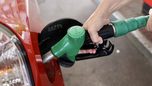 Una persona llena el depósito de su coche con gasolina en Logroño.