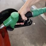Una persona llena el depósito de su coche con gasolina en Logroño.