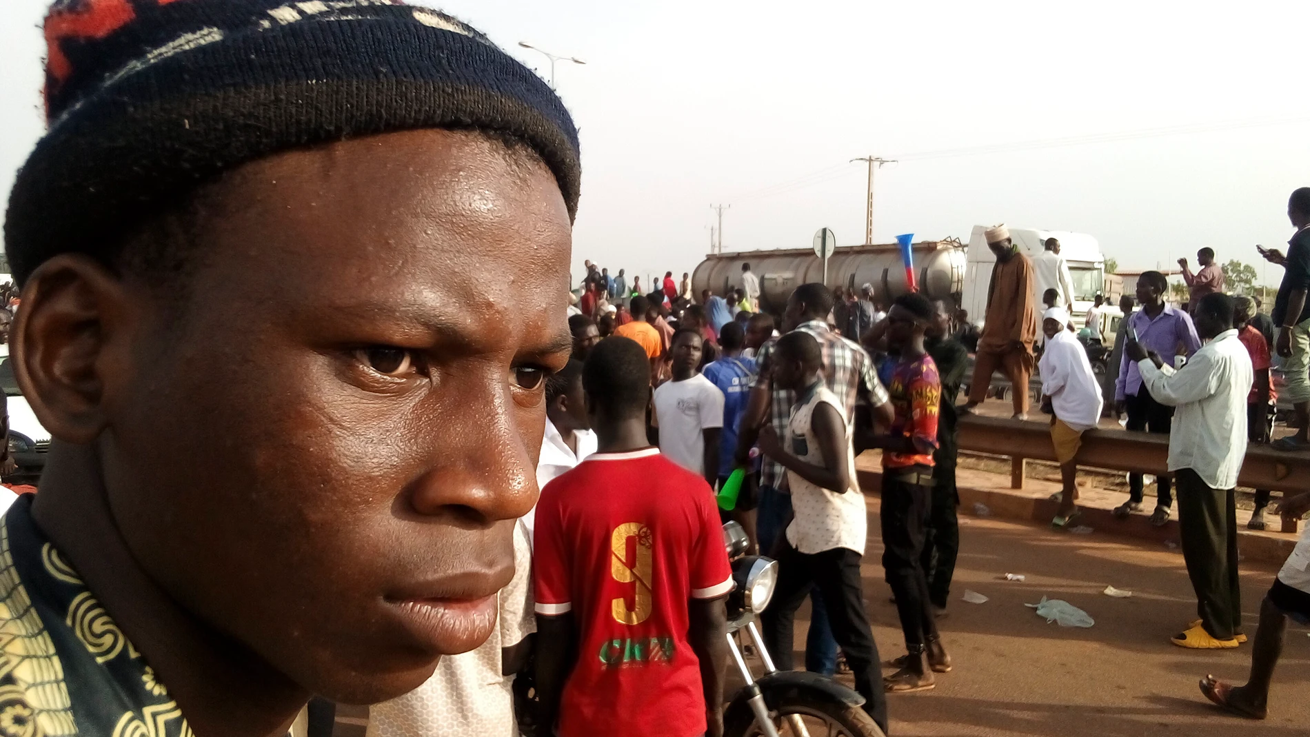 -FOTODELDÍA- NIAMEY, 01/09/2023.- Miles de personas se manifestaron este viernes en Niamey para expresar su respaldo a la junta militar que gobierna Níger desde el golpe de Estado del pasado 26 de junio y exigir la retirada inmediata de las tropas francesas del país. EFE/Issa Ousseini