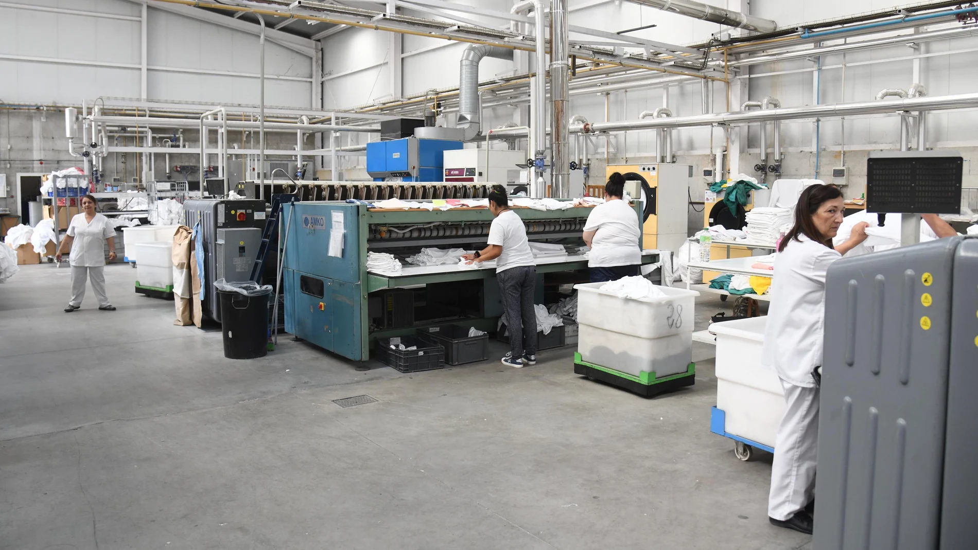 Trabajadores en una empresa de la Región