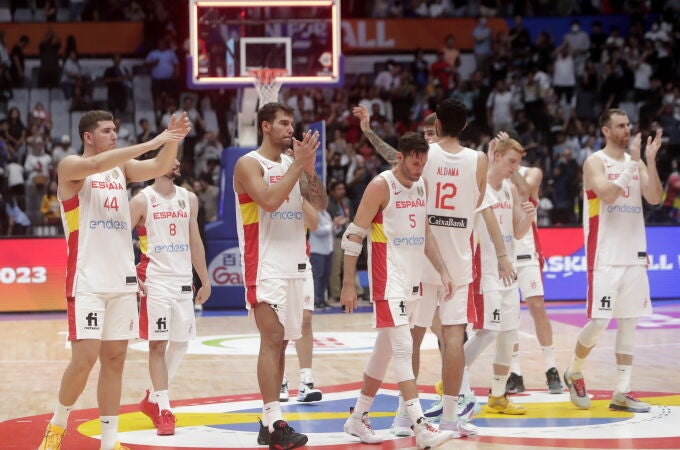Los jugadores de España, después de la derrota ante Canadá