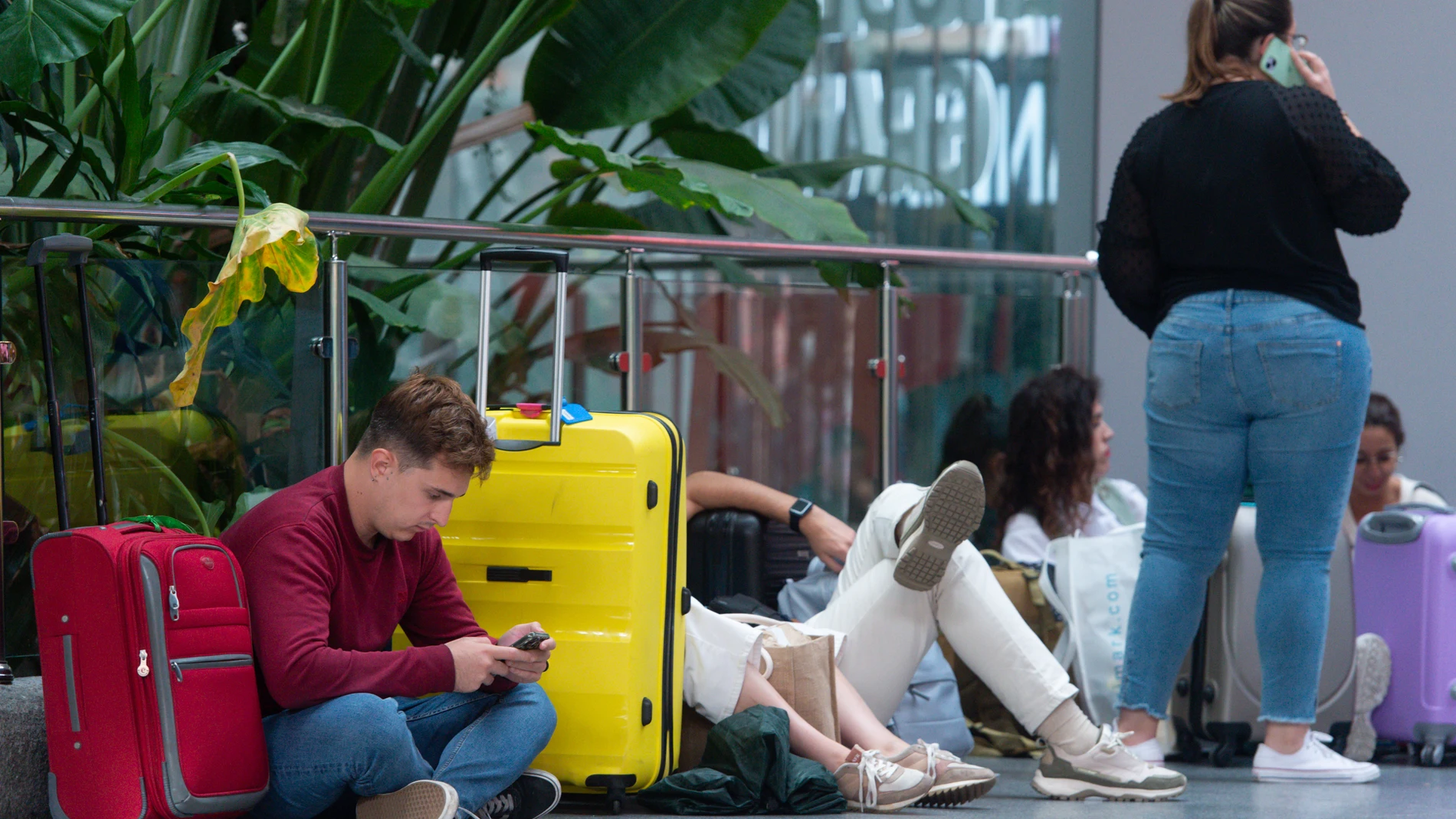 Varios viajeros con sus viajes cancelados esperan en la Estación de Atocha-Almudena Grandes, a 3 de septiembre de 2023, en Madrid (España). Renfe ha emitido un comunicado con motivo de la DANA, que ha puesto a más de una decena de comunidades autónomas en alerta por lluvias, tormentas y viento, especialmente en el centro y sureste peninsular, donde Madrid y Castilla-La Mancha están en riesgo extremo (rojo) por lluvias. La empresa de transporte ferroviario permite anular o cambiar sin gastos l...