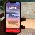 Sobre las 14:30 de esta tarde cientos de miles de dispotivos móviles han comenzado a emitir un sonido de alarma y a mostrar este mensaje enviado por Protección Civil para alertar a la población del riesgo extremo de tormentas que azota la Comunida de Madrid. Se ha activado el nivel 1 del Plan de Inundaciones (INUNCAM) y se desaconseja utilizar el vehículo si no es estrictamente necesario, además de disuadir a la población de llamar al 112 a no ser que sea un caso de emergencia.