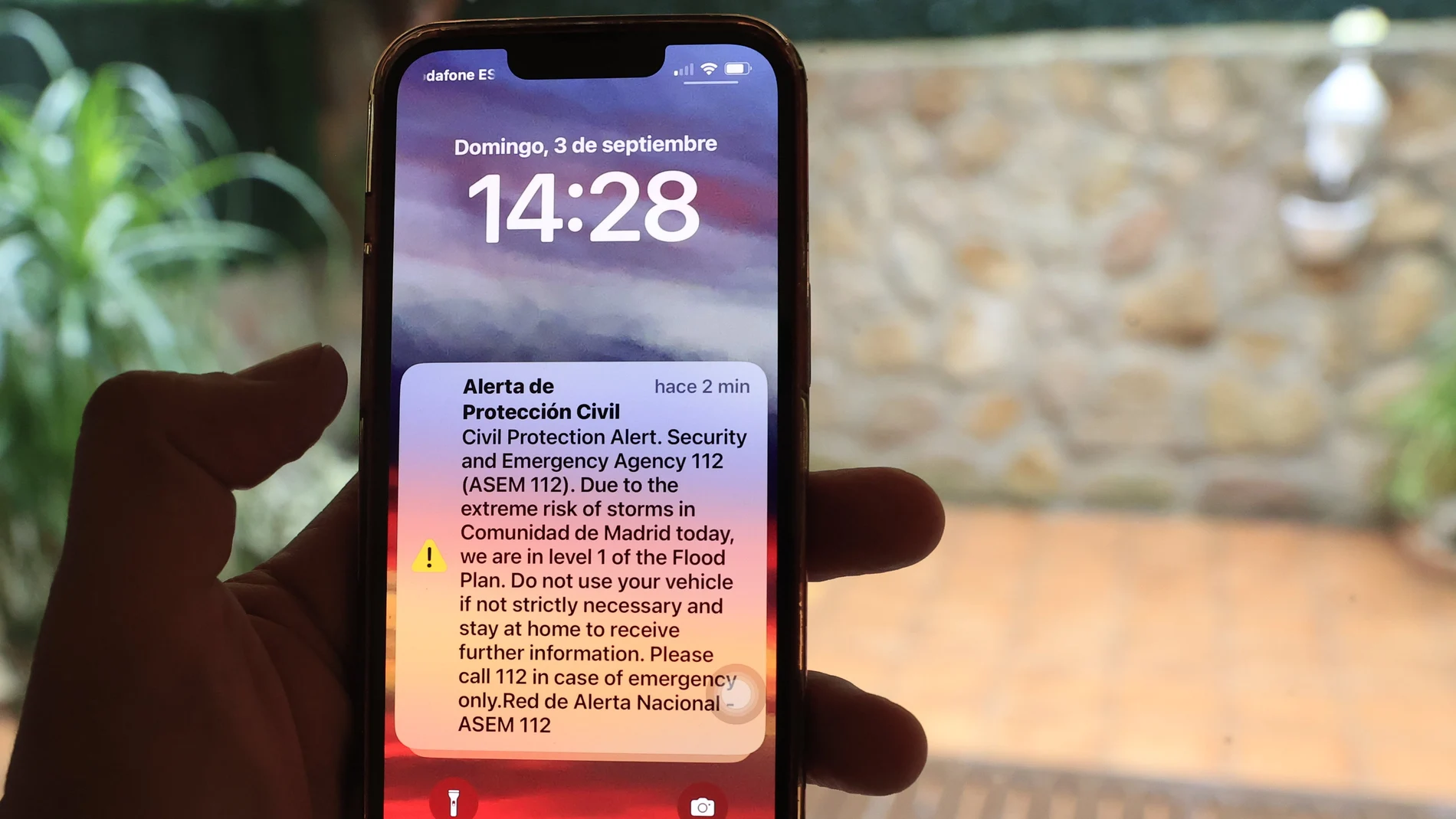 Sobre las 14:30 de esta tarde cientos de miles de dispotivos móviles han comenzado a emitir un sonido de alarma y a mostrar este mensaje enviado por Protección Civil para alertar a la población del riesgo extremo de tormentas que azota la Comunida de Madrid. Se ha activado el nivel 1 del Plan de Inundaciones (INUNCAM) y se desaconseja utilizar el vehículo si no es estrictamente necesario, además de disuadir a la población de llamar al 112 a no ser que sea un caso de emergencia.
