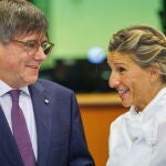 La vicepresidenta Yolanda Díaz junto al expresidente catalán Carles Puigdemont