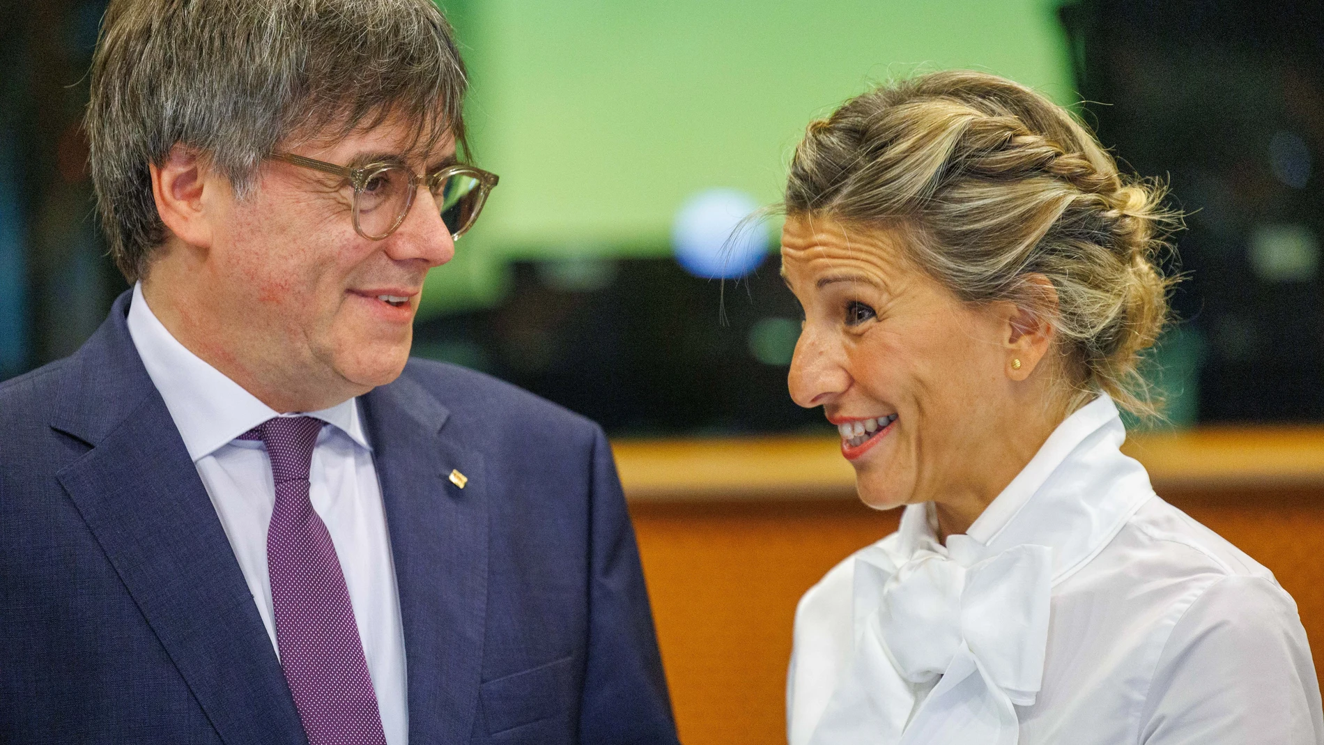 La vicepresidenta Yolanda Díaz junto al expresidente catalán Carles Puigdemont