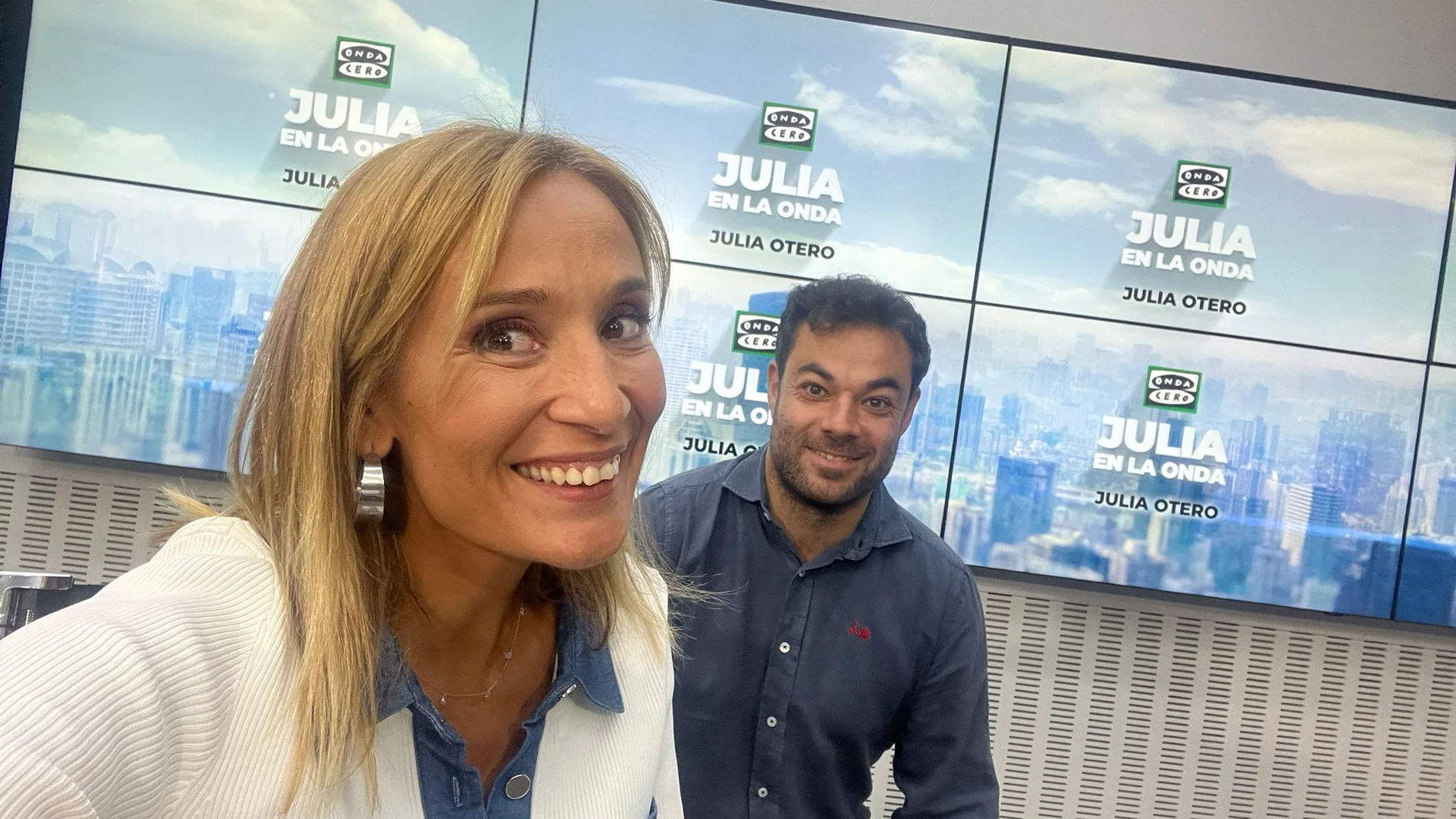 Rocío Martínez, acompañada de Edu Pidal en los estudios de Onda Cero
