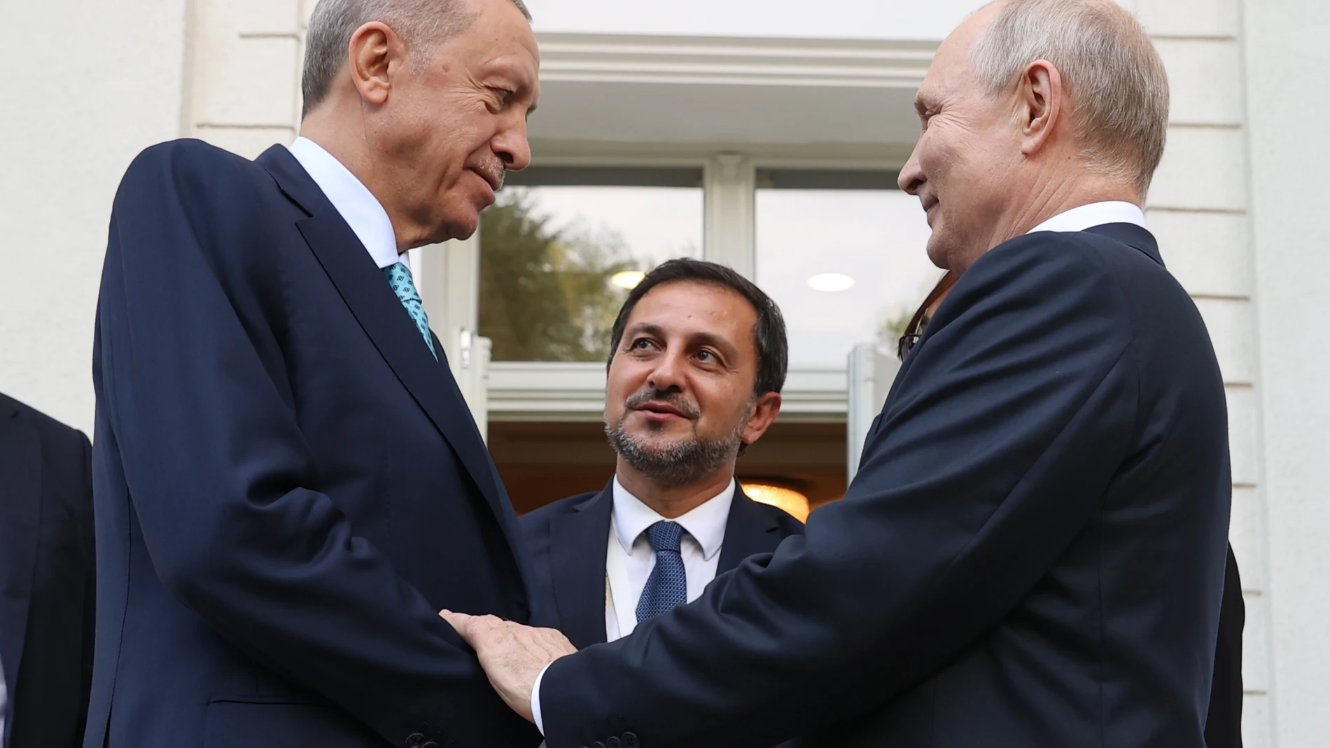 Sochi (Russian Federation), 03/09/2023.- Russian President Vladimir Putin (R) and Turkish President Recep Tayyip Erdogan (L) bid farewell after their meeting at the Rus health resort, in Sochi, Russia, 04 September 2023. Russia is ready to revive the 'Äògrain deal'Äô after all the conditions of Moscow are met, Russian President Vladimir Putin said following talks with his Turkish counterpart Tayyip Recep Tayyip Erdogan. (Laos, Rusia, Turquía, Moscú) EFE/EPA/SERGEI KARPUKHIN/SPUTNIK/KREMLIN PO...