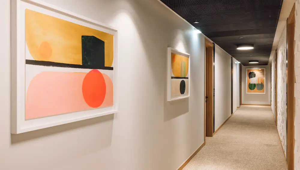 Incluso en los pasillos del hotel apreciaremos numerosas obras de arte.