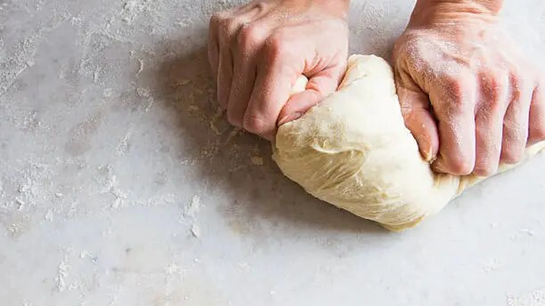 Amasando para preparar una pizza