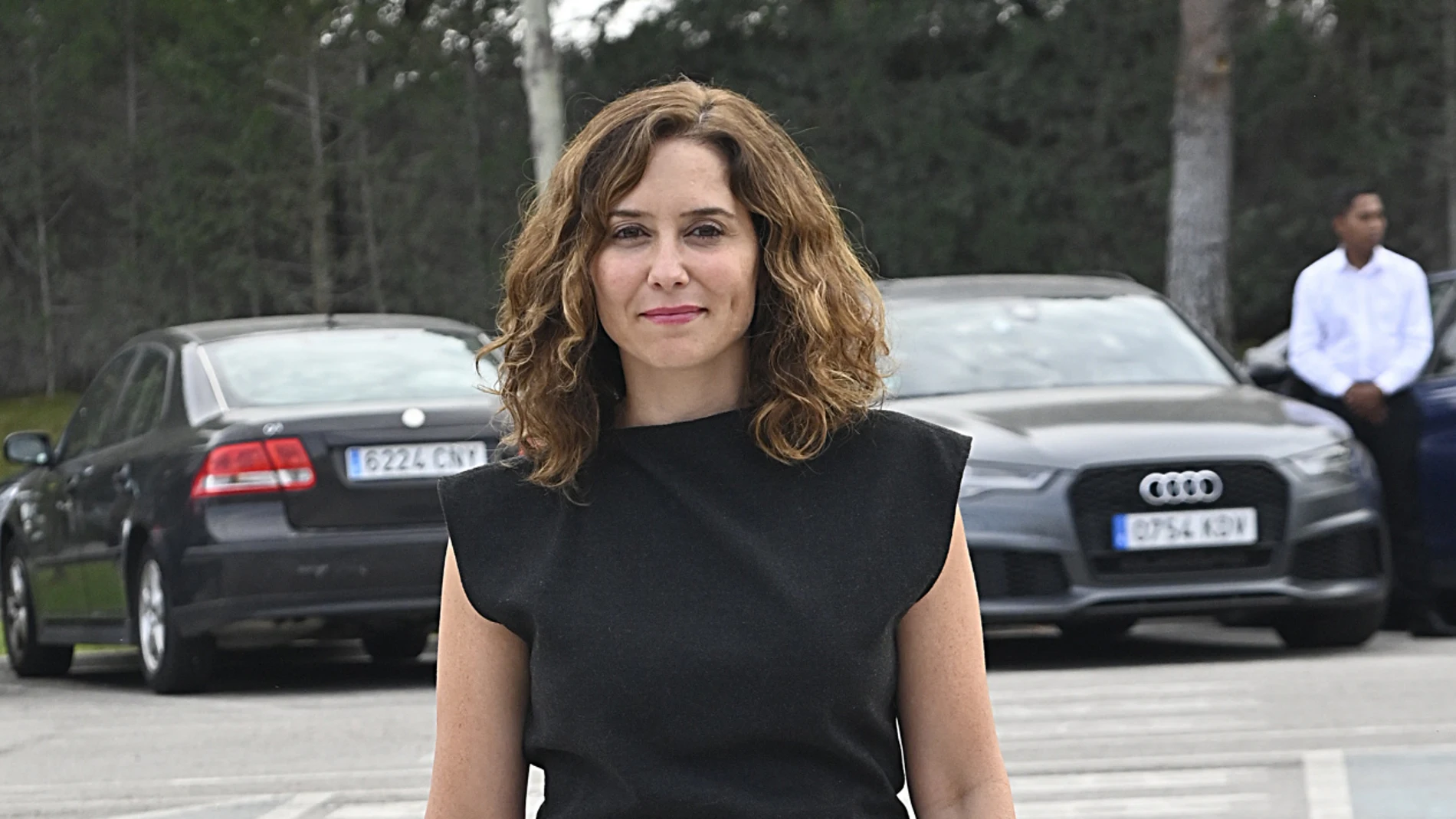 Isabel Díaz Ayuso en la entrada del Tanatorio de Tres Cantos