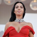 Georgina se convierte en la estrella de la pasarela en Paris Fashion Week.