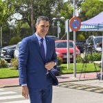 Pedro Sánchez llegando al Tanatorio de Tres Cantos