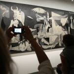 Una mujer fotografía la obra de Picasso 'Guernica', en el Museo Reina Sofía.