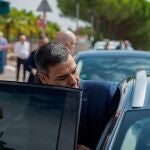 TRES CANTOS (C. A. DE MADRID), 05/09/2023.- El presidente del Gobierno en funciones, Pedro Sánchez, a su salida del tanatorio de La Paz de Tres Cantos donde ha quedado instalada la capilla ardiente de la periodista María Teresa Campos, fallecida este martes a los 82 años en el Hospital Universitario Fundación Jiménez Díaz de Madrid. EFE/Fernando Villar