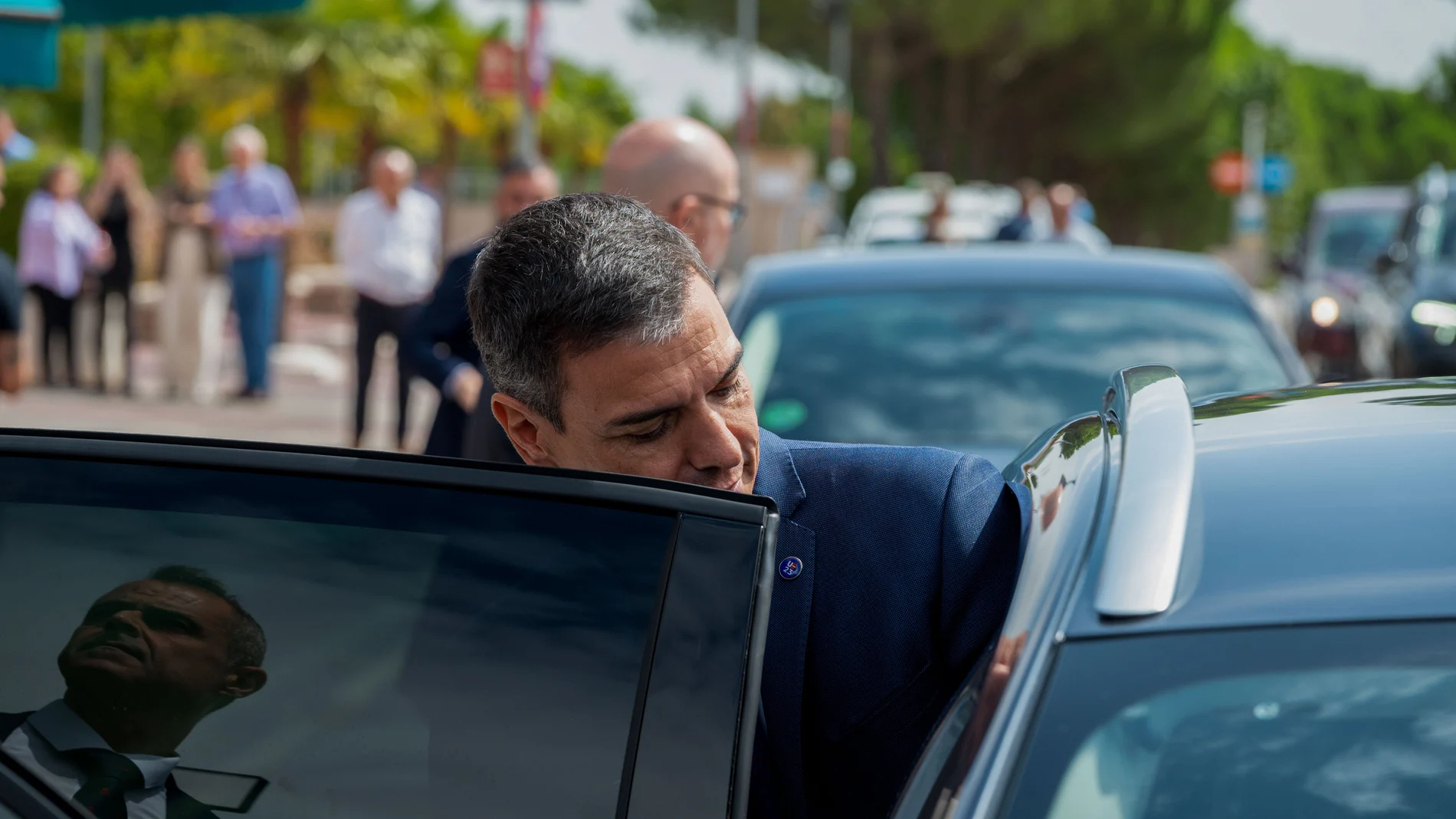 TRES CANTOS (C. A. DE MADRID), 05/09/2023.- El presidente del Gobierno en funciones, Pedro Sánchez, a su salida del tanatorio de La Paz de Tres Cantos donde ha quedado instalada la capilla ardiente de la periodista María Teresa Campos, fallecida este martes a los 82 años en el Hospital Universitario Fundación Jiménez Díaz de Madrid. EFE/Fernando Villar