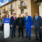 El consejero de Medio Ambiente, Vivienda y Ordenación del Territorio, Juan Carlos Suárez-Quiñones, firma con el obispo de Ciudad Rodrigo y Salamanca, José Luis Retana, el convenio de incorporación al Rehabitare de la Diócesis salmantina