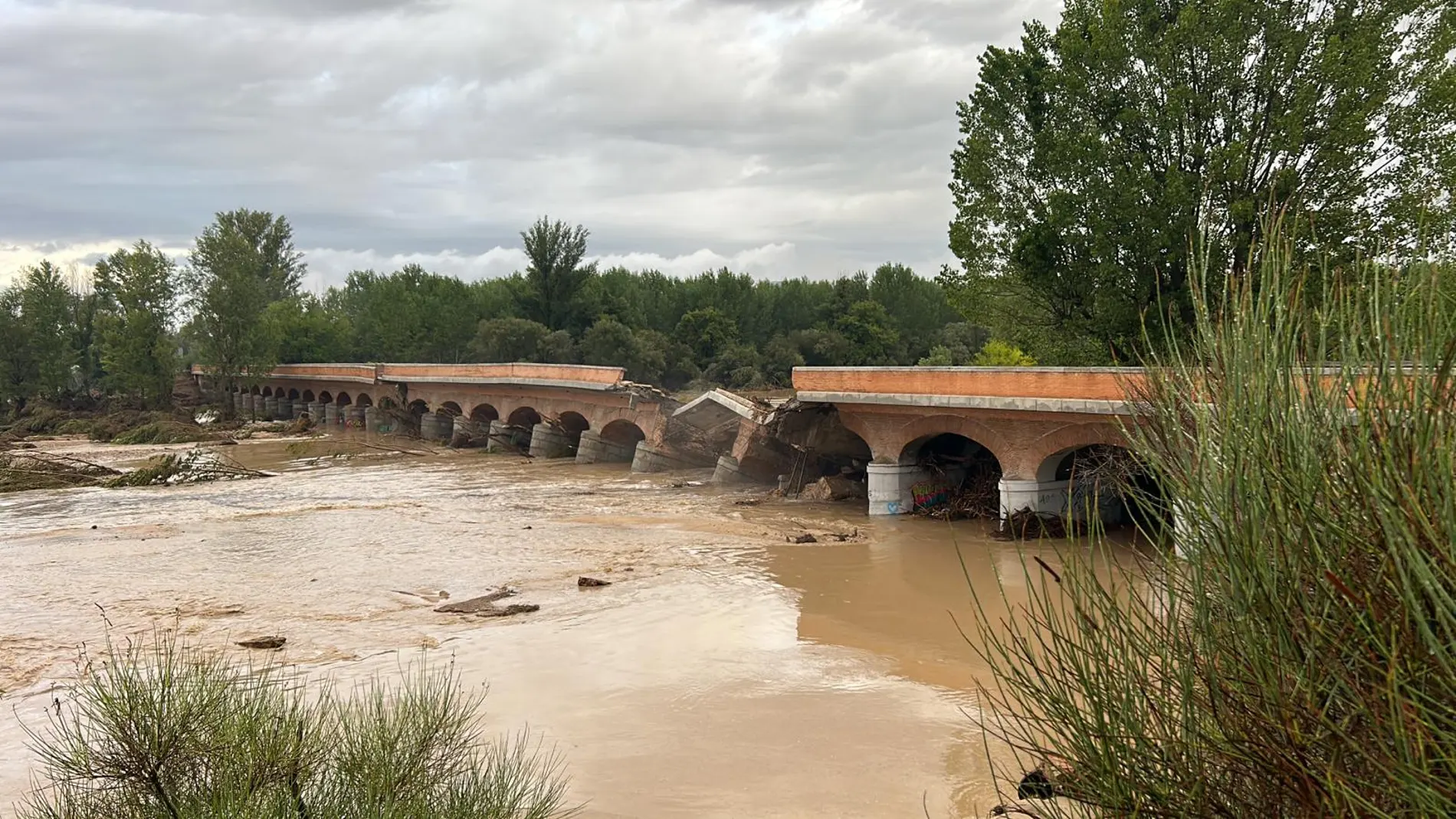 El puente que daba acceso a la residencia ha resultado completamente destrozado