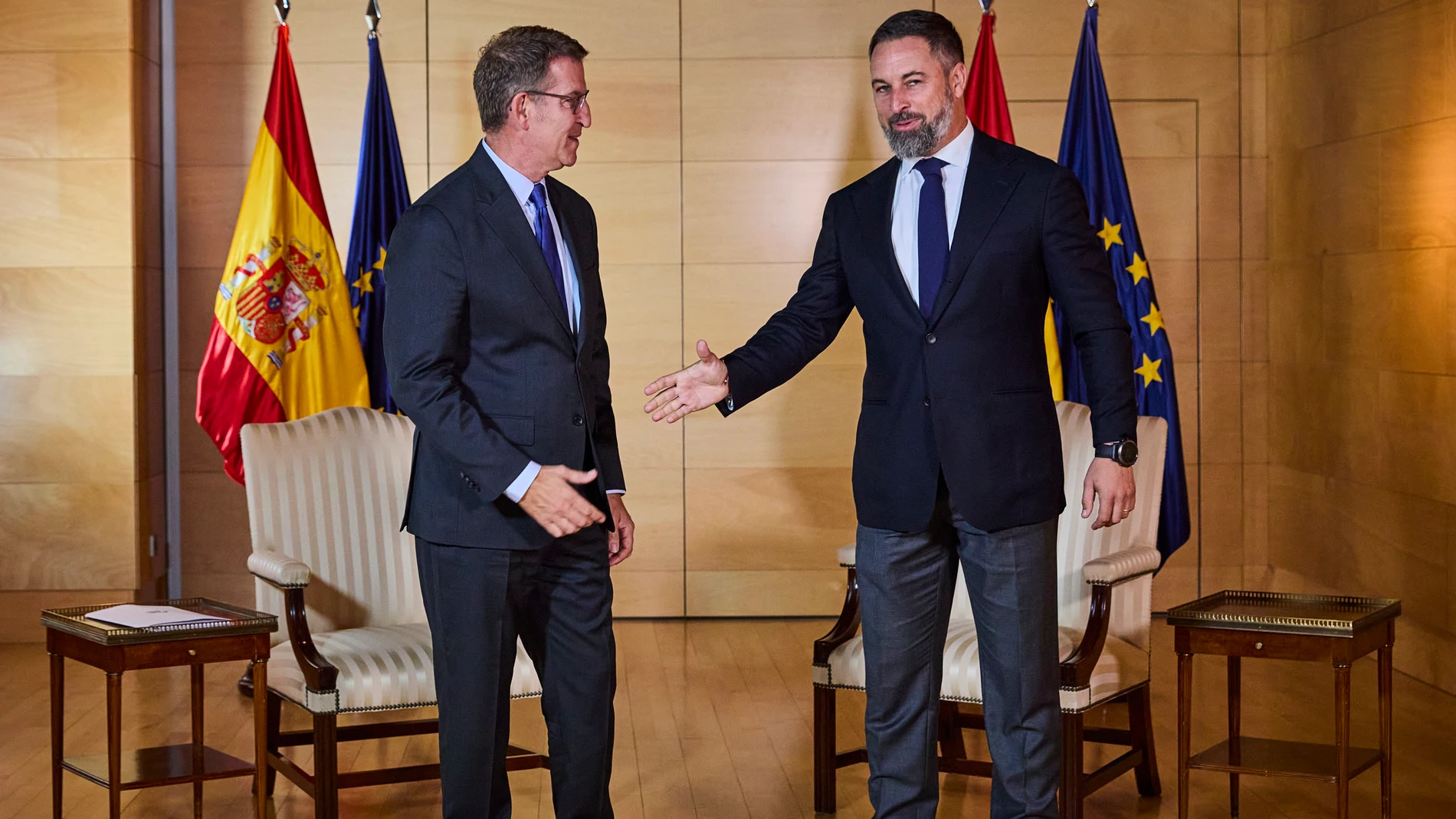 El líder del PP, Alberto Núñez Feijóo, durante la reunión mantenida con el presidente de Vox, Santiago Abascal, dentro sus conversaciones con dirigentes políticos para buscar apoyos a la investidura, este lunes en el Congreso.