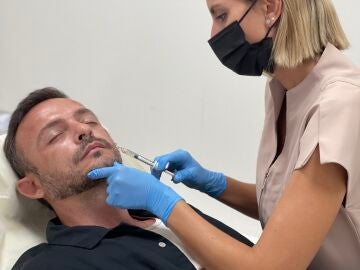 Hombre inyect&aacute;ndose b&oacute;tox