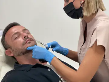 Hombre inyectándose bótox Hombre inyectándose bótox