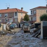 Una de las zonas afectadas por las inundaciones provocadas por la DANA, a 5 de septiembre de 2023, en Villamanta, Madrid (España). La depresión aislada en niveles altos de la atmósfera (DANA) que ha pasado este fin de semana por la Península ha dejado al menos cuatro personas fallecidas, otras tres personas que permanecen desaparecidas, decenas de evacuados de sus viviendas, cortes de carreteras, retrasos y cancelaciones de numerosas líneas de ferrocarril y vuelos aéreos. También ha causado graves daños materiales por los que numerosos municipios estudian ya solicitar la declaración de zona afectada por una emergencia de Protección Civil. La Guardia Civil continúa con las labores de búsqueda del anciano de 83 años arrastrado por la corriente en Villamanta y al hombre de mediana edad arrastrado junto a su familia por el río Alberche. 05 SEPTIEMBRE 2023;LLUVIA;INUNDACIÓN;DANA;DESBORDE;DESBORDAMIENTO Jesús Hellín / Europa Press 05/09/2023