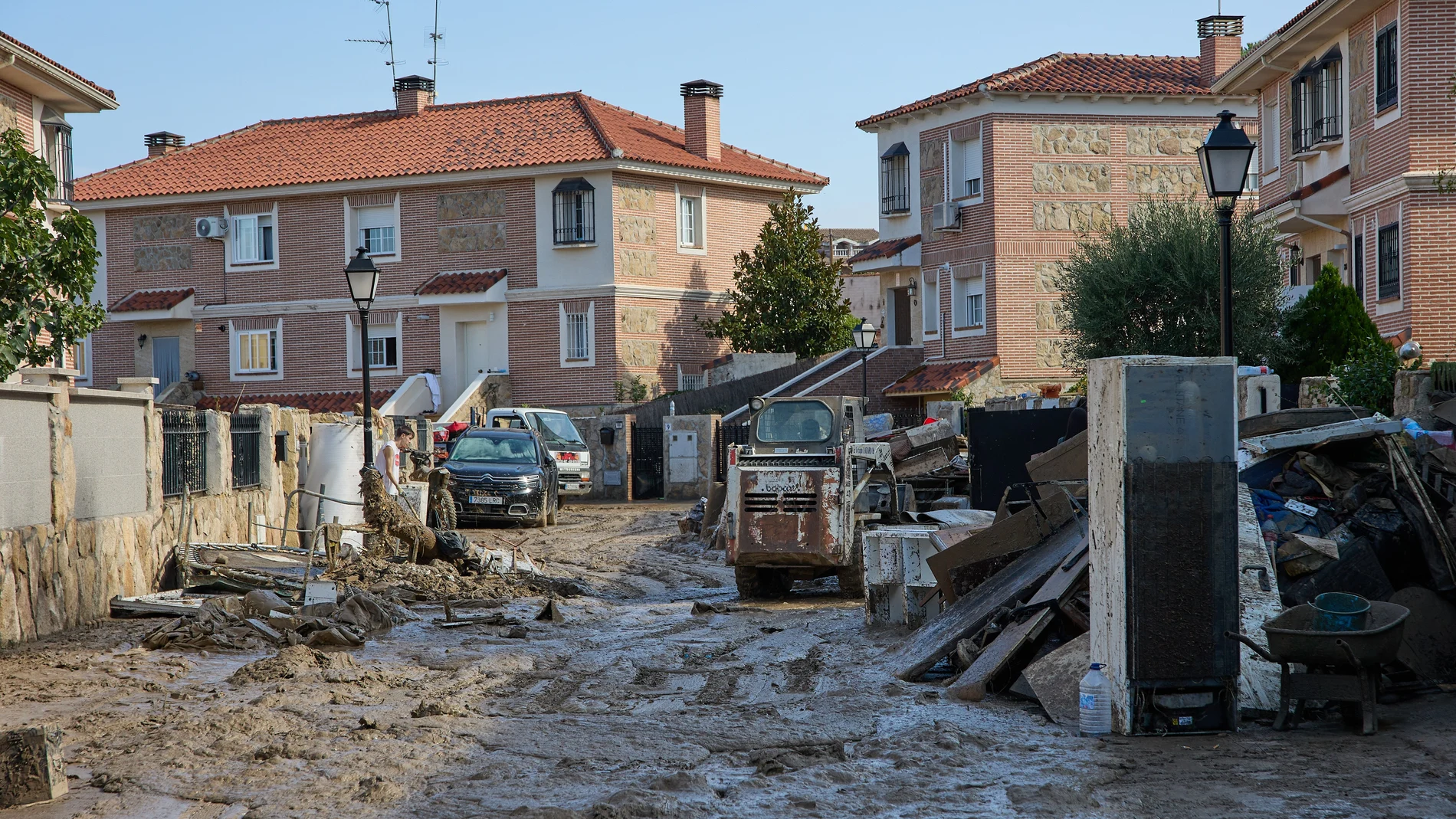 Una de las zonas afectadas por las inundaciones provocadas por la DANA, a 5 de septiembre de 2023, en Villamanta, Madrid (España). La depresión aislada en niveles altos de la atmósfera (DANA) que ha pasado este fin de semana por la Península ha dejado al menos cuatro personas fallecidas, otras tres personas que permanecen desaparecidas, decenas de evacuados de sus viviendas, cortes de carreteras, retrasos y cancelaciones de numerosas líneas de ferrocarril y vuelos aéreos. También ha causado graves daños materiales por los que numerosos municipios estudian ya solicitar la declaración de zona afectada por una emergencia de Protección Civil. La Guardia Civil continúa con las labores de búsqueda del anciano de 83 años arrastrado por la corriente en Villamanta y al hombre de mediana edad arrastrado junto a su familia por el río Alberche. 05 SEPTIEMBRE 2023;LLUVIA;INUNDACIÓN;DANA;DESBORDE;DESBORDAMIENTO Jesús Hellín / Europa Press 05/09/2023