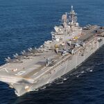 El buque de asalto anfibio USS America