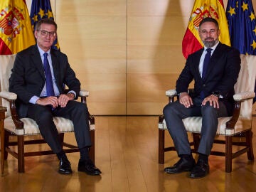 El l&iacute;der del PP, Alberto N&uacute;&ntilde;ez Feij&oacute;o, durante la reuni&oacute;n mantenida con el presidente de Vox, Santiago Abascal, dentro sus conversaciones con dirigentes pol&iacute;ticos para buscar apoyos a la investidura, este lunes en el Congreso. &copy; Alberto R. Rold&aacute;n / Diario La Raz&oacute;n.05 09 2023 