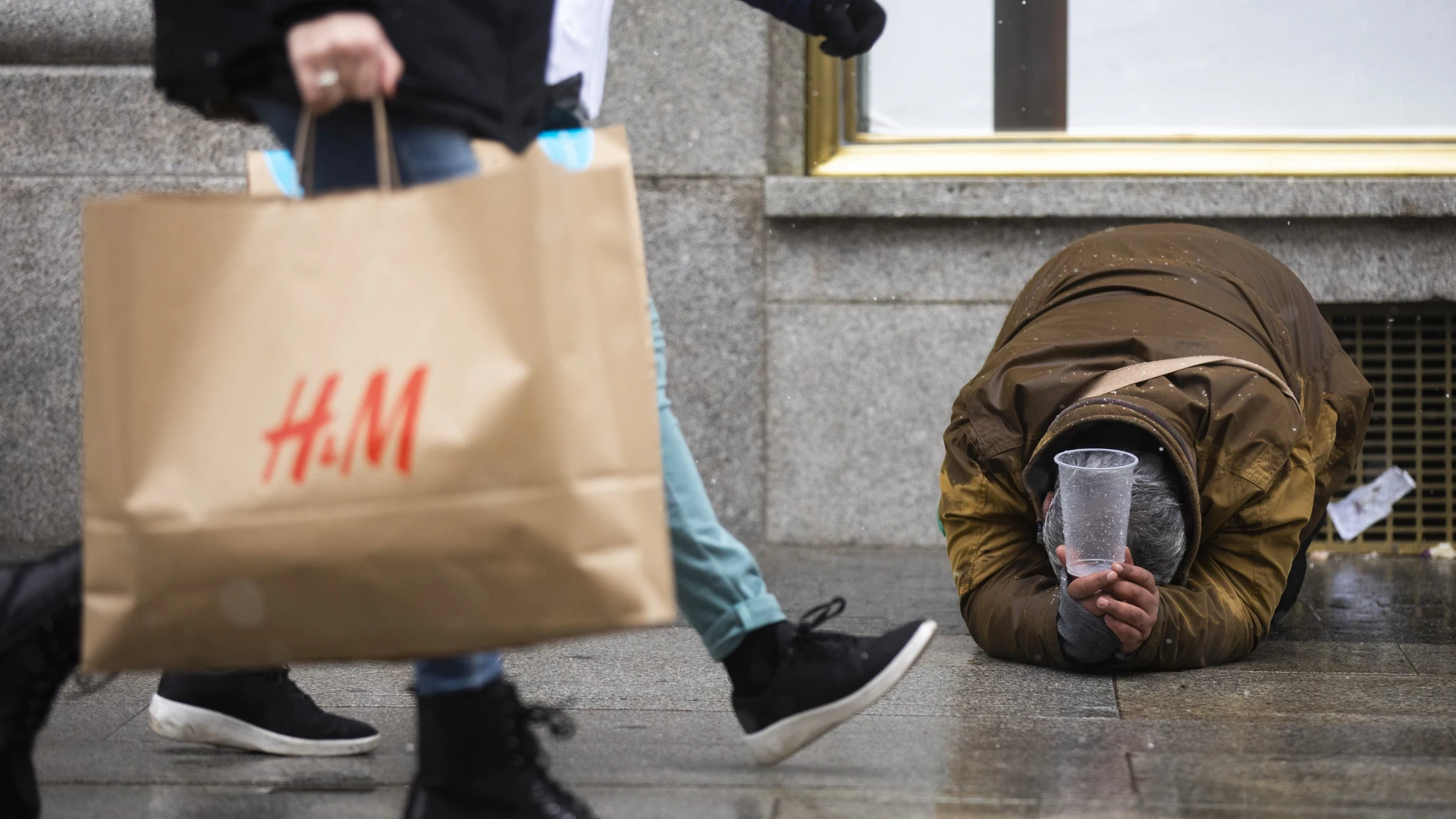 Una persona sin hogar pide ayuda en una calle de Madrid