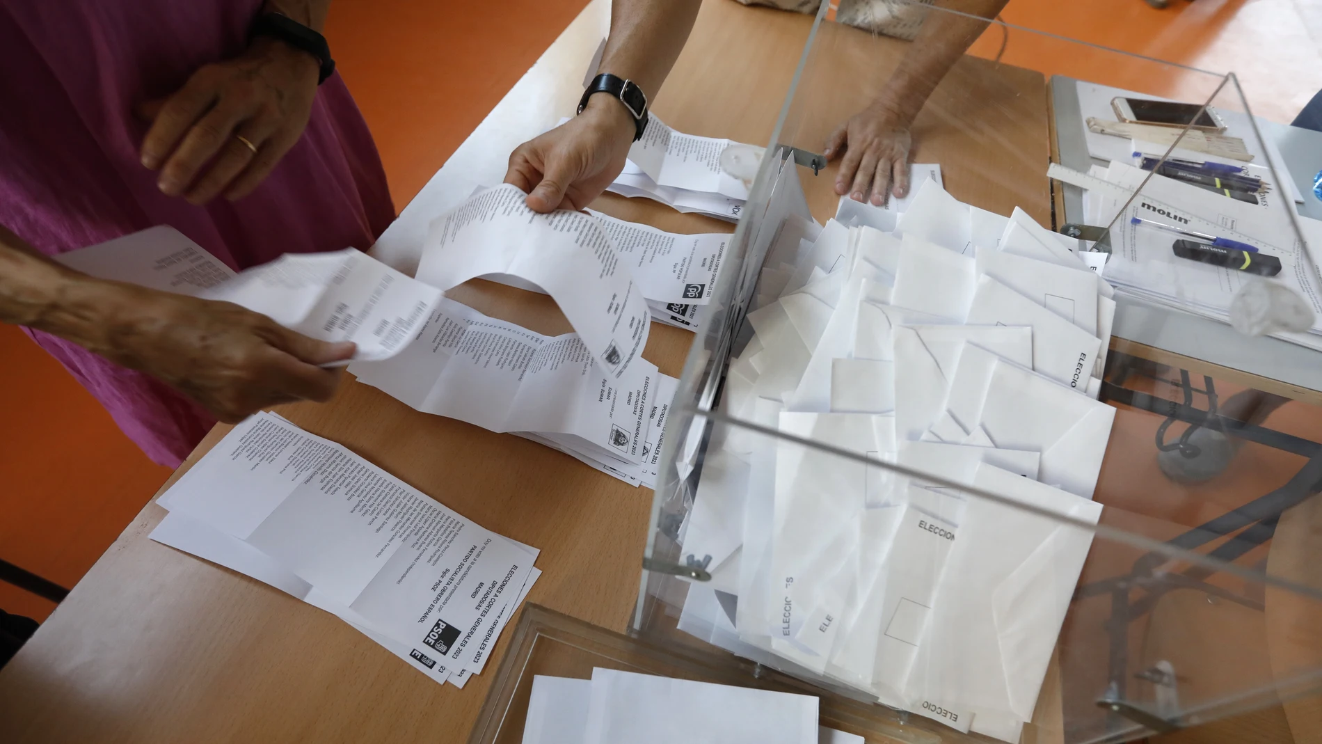 Recuento de votos en la elecciones del 23J.