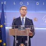AMP.-Feijóo ve una "anomalía democrática" la cita Díaz-Puigdemont: "Sánchez es cómplice de este bochorno si no la cesa"