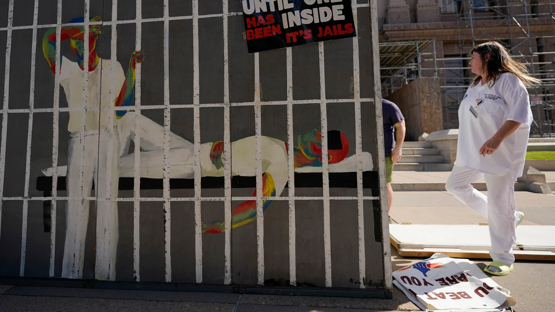 Defensores de la refrigeración de las prisiones de Texas construyen una celda improvisada antes de una manifestación
